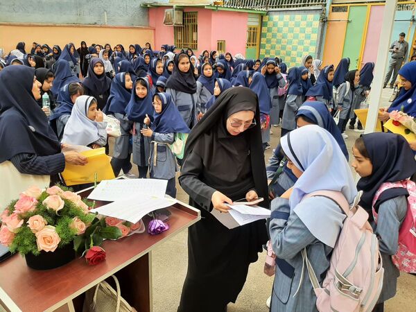 زنگ نیایش همراه با بهار علم و دانش در مدرسه شهید جواهری دو