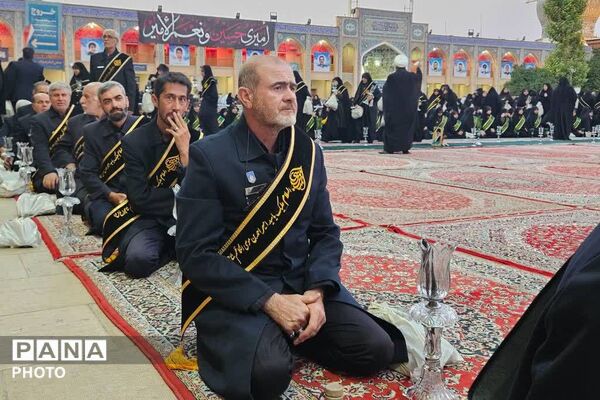 آیین لاله‌گردانی در شام غریبان امام رضا(ع)