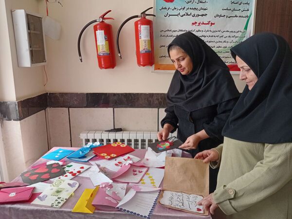 ساخت کارت پستال در هفته سلامت‌روان توسط دانش‌آموزان مدرسه مادرمهربان خلیل‌آباد