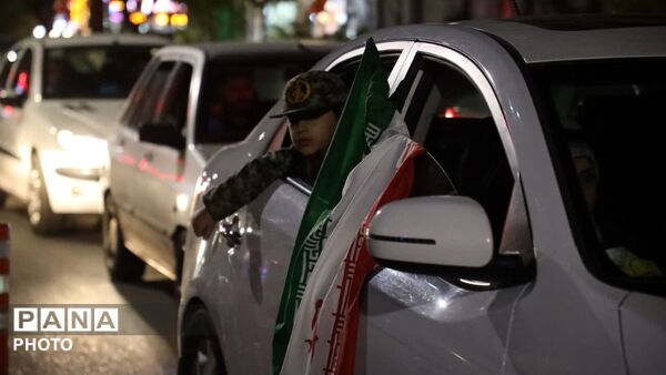 برای کشورمان ایران در خیابان می‌مانیم