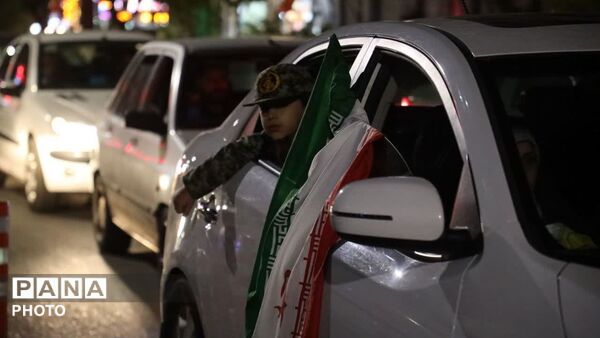 برای کشورمان ایران در خیابان می‌مانیم