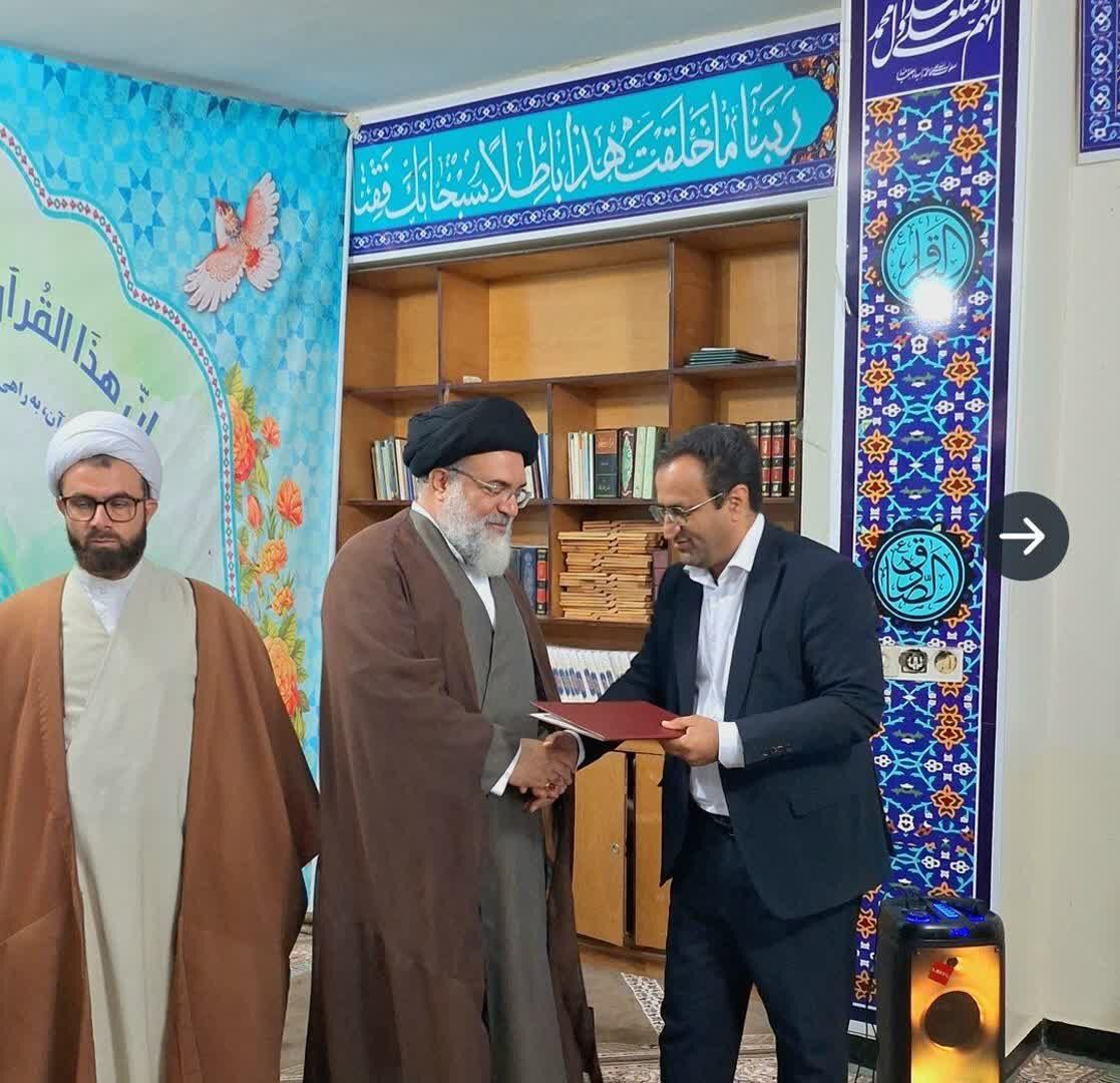 تجلیل از آیت‌الله حسینی در هفته قرآن، عترت و نماز در یاسوج

