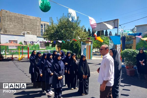 آماده‌سازی مراسم بازگشایی مدارس در دبیرستان شاهد بهشت