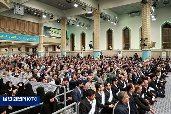 دیدار هزاران نفر از کارگران سراسر کشور با رهبر انقلاب