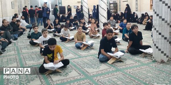حضور جمعی از مسئولین آموزش و پروش استان یزد و دانش آموزان در مراسم یادبود رهبر شهید