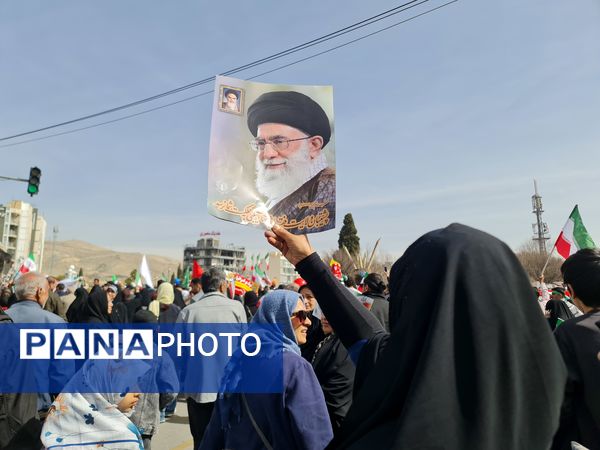 جلوه‌ای از وحدت و همدلی در راهپیمایی ۲۲ بهمن