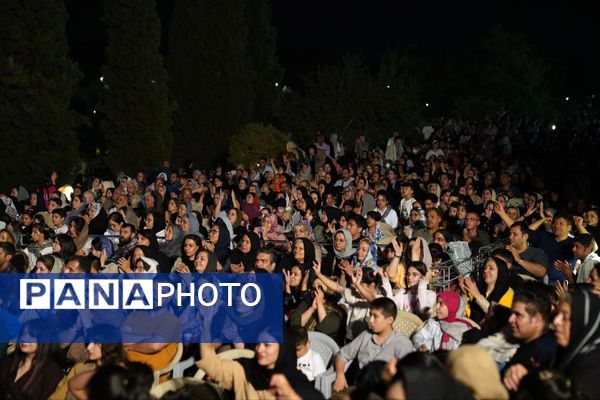 استقبال پرشور مردم از جشن امت ماه در اصفهان