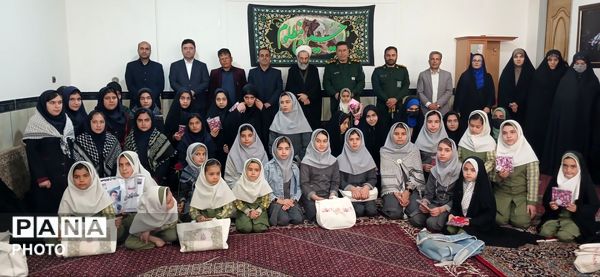 دلجویی دختران دانش‌آموز از خانواده شهدای جنگ رمضان در دهه کرامت 