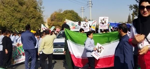 حضور نسل فهمیده ها در راهپیمایی 13 آبان 