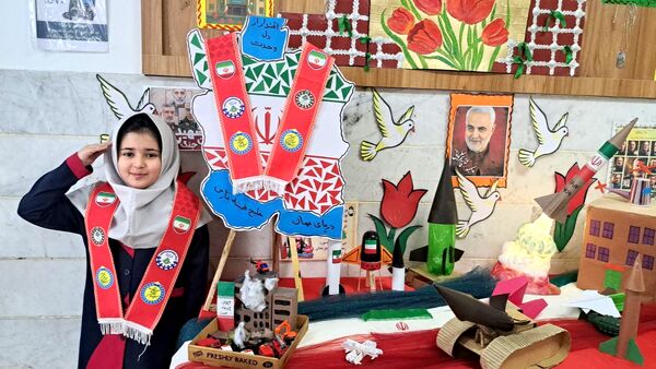 نمایشگاه ایران مقتدر در دبستان دخترانه فرهنگیان ۱