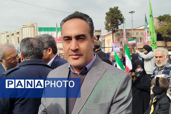 حضور اقشار مختلف مردم شهرری در راهپیمایی ۲۲ بهمن