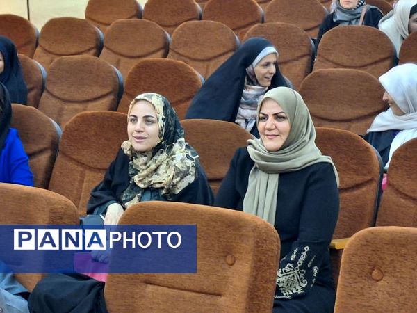 گرامیداشت معلمان و فارغ‌التحصیلان در دبیرستان شهید بابایی