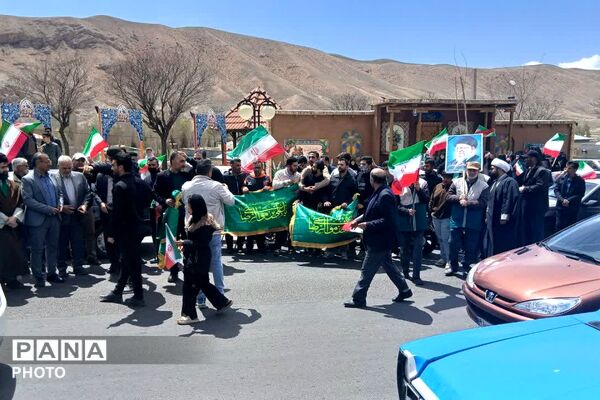 آیین اهتزاز پرچم متبرک رضوی همزمان با آغاز دهه کرامت