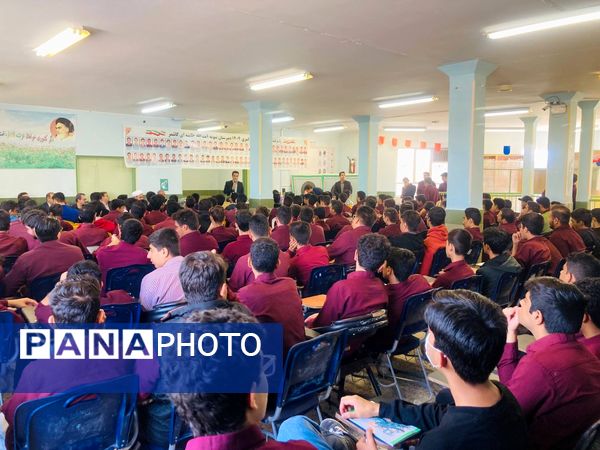  از دانش‌آموزان برتر کنکور در «جشن ستارگان» دبیرستان نمونه آیت‌الله خامنه‌ای تجلیل شد 