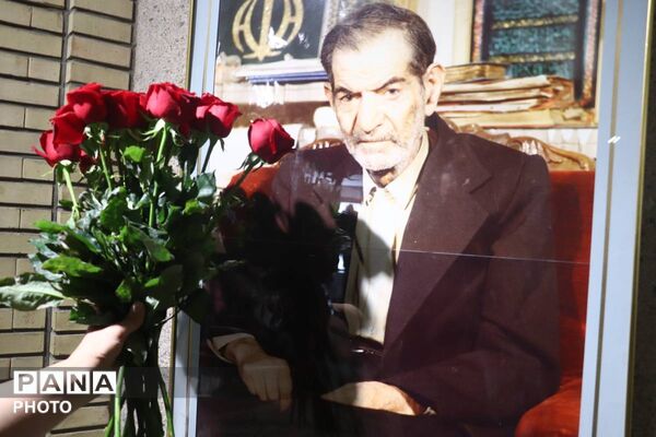 آیین گلباران مزار استاد شهریار در تبریز 