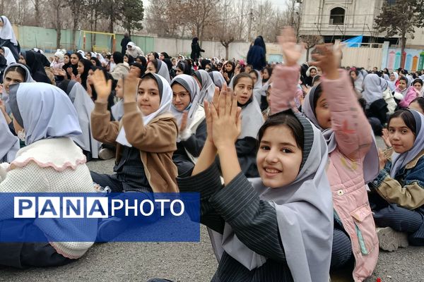 کودکان غرفه‌داران جشن میلاد موعود