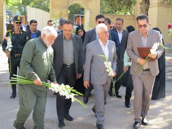 نواختن زنگ سپاس معلم در هنرستان محمودیه بجنورد