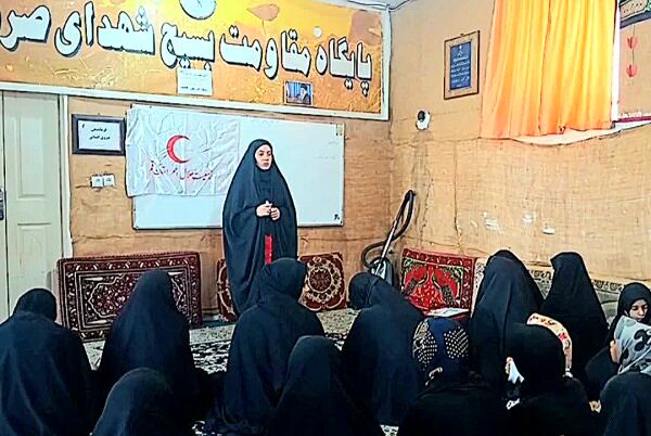آشنایی بانوان روستای صرم قم با آموزه های هلال احمر