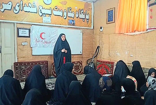 آشنایی بانوان روستای صرم قم با آموزه های هلال احمر