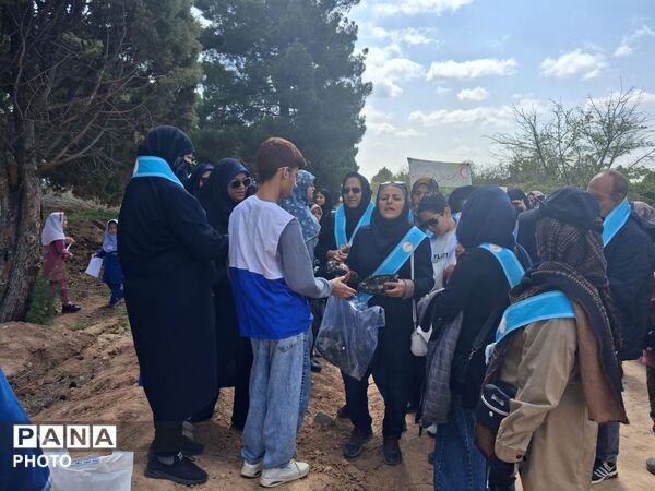 کاشت نهال به یاد شهدا  در نیشابور