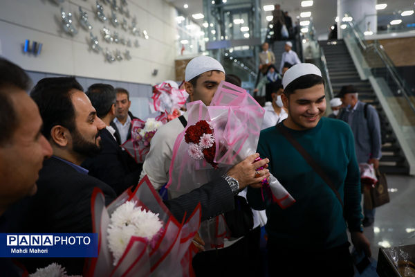 استقبال از کاروان عمره‌گذار دانش‌آموزی از سکوی پروازی تهران