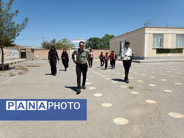 بازدید مسئولین اداره کل آموزش پرورش از وضعیت چمن دبستان شهید پسندیده فدافن