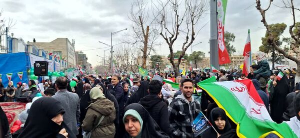 حضور گسترده و منسجم دانش آموزان و فرهنگیان منطقه ۱۰ در راهپیمایی ۲۲ بهمن ماه