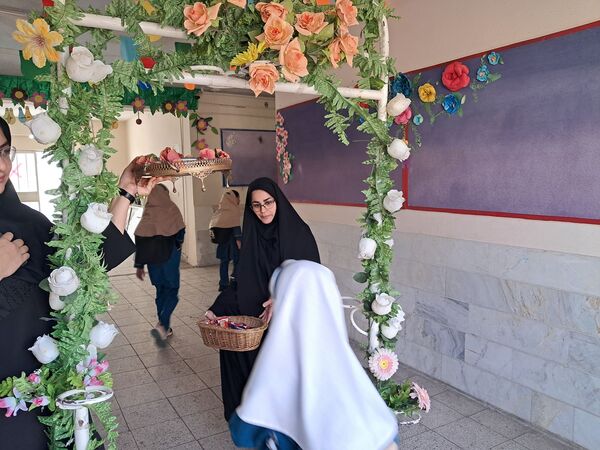آیین نواخته زنگ آغاز سال تحصیلی در دبستان دخترانه سمیه