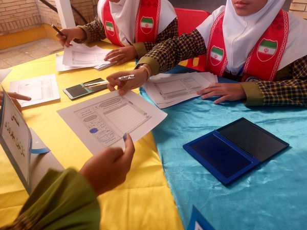 برگزاری انتخابات شورای دانش‌آموزی در مدرسه حضرت معصومه(س) حاجی‌آباد