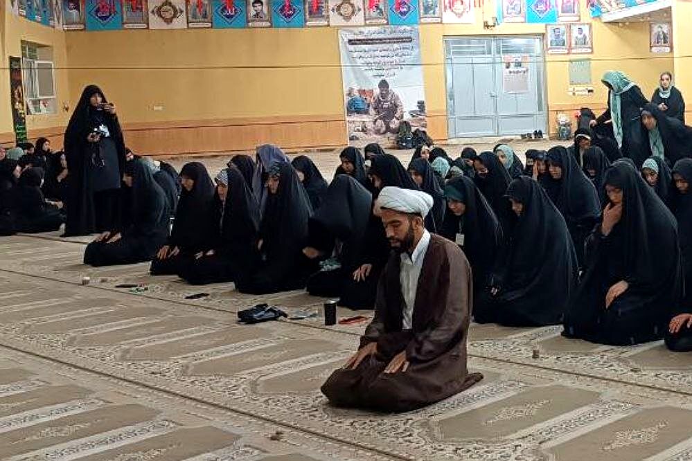 برپایی اولین نماز جماعت در اردوی راهیان نور دانش‌آموزان دختر شهرری