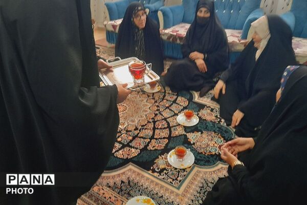 دیدار با خانواده شهید مجتبی کوزه‌گر؛ درس ایثار و ایستادگی