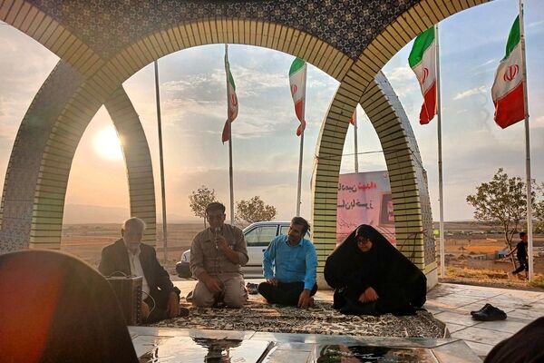 قرائت زیارت آل یاسین در جوار مزار شهدای گمنام