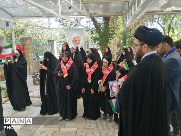 آیین گلباران مزار شهدا در سالروز تاسیس سازمان دانش‌آموزی