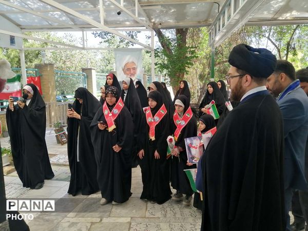 آیین گلباران مزار شهدا در سالروز تاسیس سازمان دانش‌آموزی