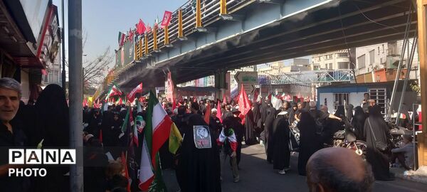 تجمعات پرشور مردمی از مترو تا خیابان 