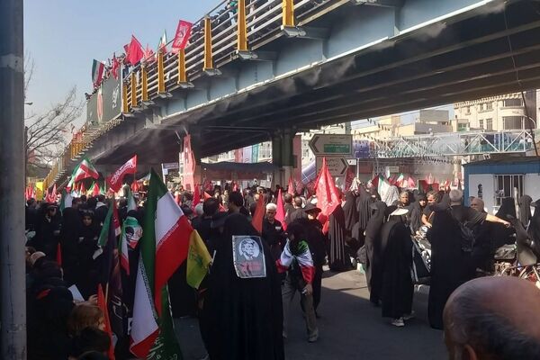 تجمعات پرشور مردمی از مترو تا خیابان 