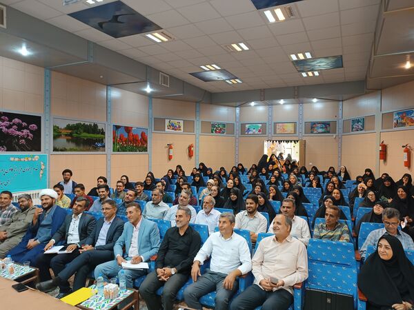 کارگاه آموزشی نحوه ارتباط موثر و درک نیازهای دانش‌آموزان در بهاباد 