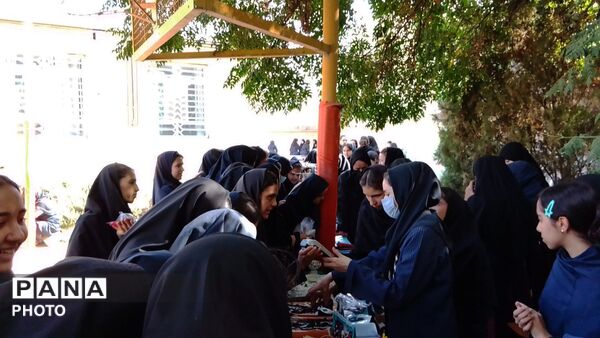 نمایشگاه هنر آفرین ،فروش محصولات و صنایع دستی در دبیرستان عزت طلایی 