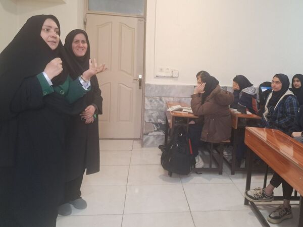 جلسه شورای دبیران مدرسه انیس خوش قدم ناحیه دو 