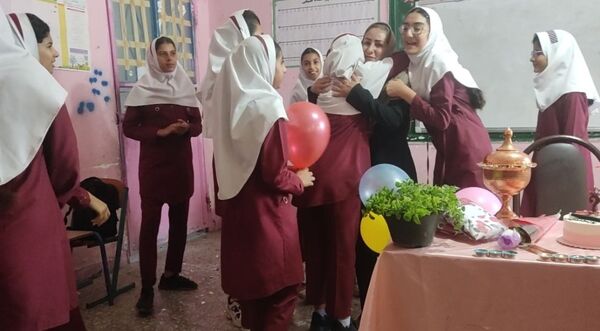 ویژه برنامه هفته معلم در دبستان استقلال حاجی آباد
