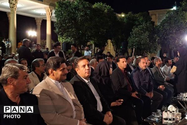 طنین عشق و شعر در آرامگاه حافظ
