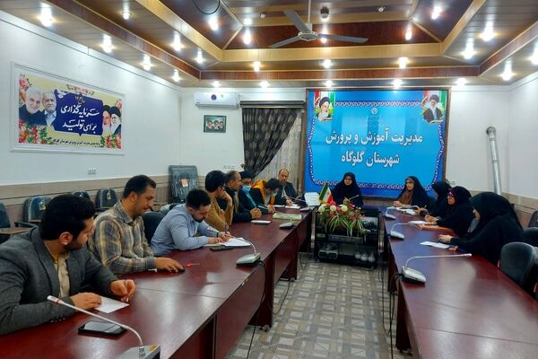 همه کارکنان مدرسه در مسیر تربیت سهیم هستند