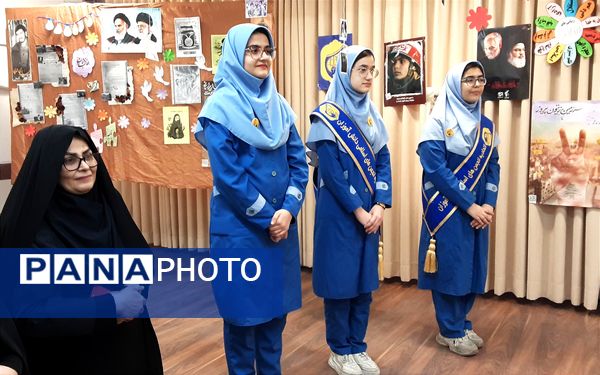 بازدید از غرفه‌های مدرسه انقلاب دبیرستان فرزانگان قائمشهر