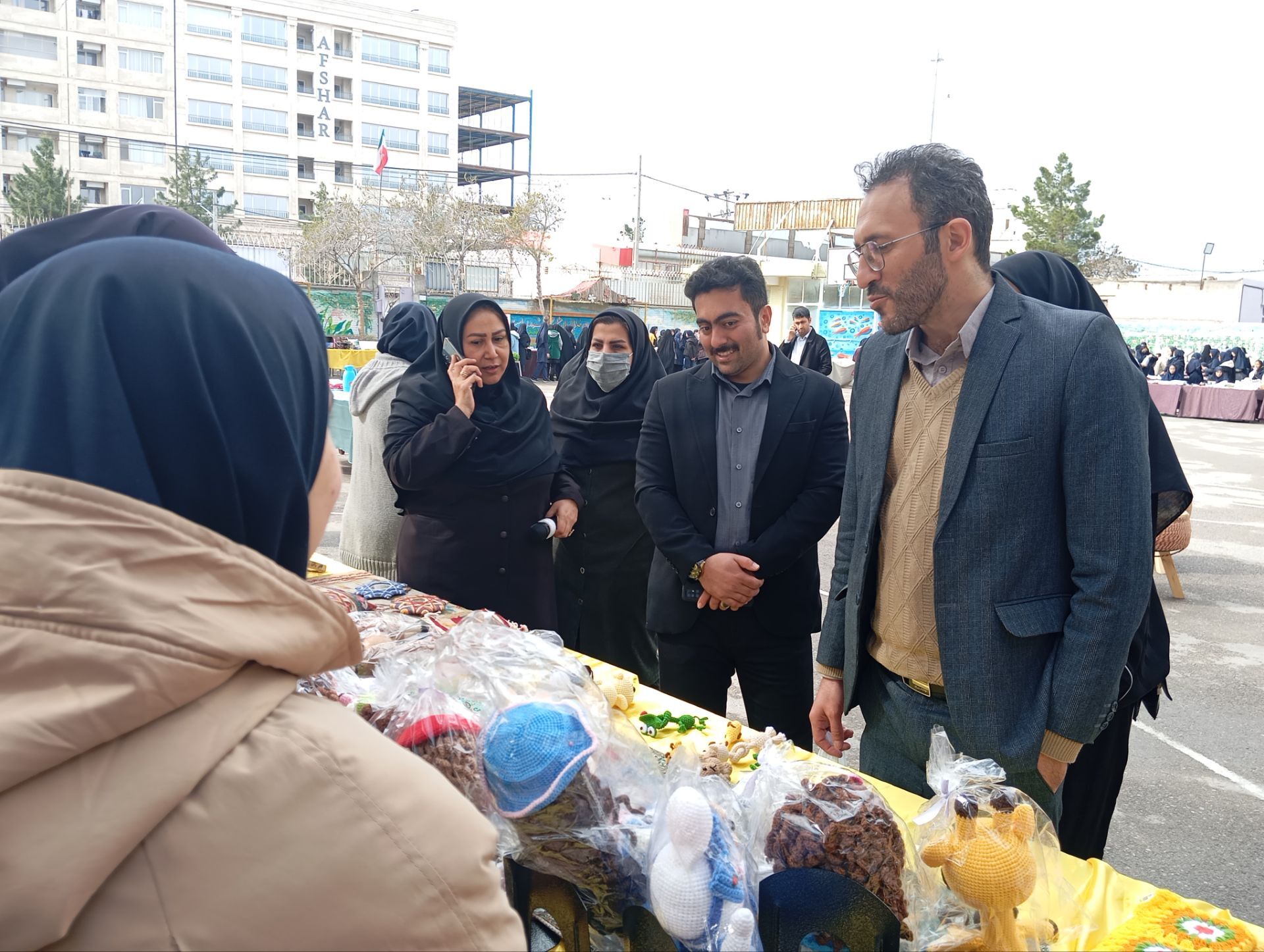 بازارچه کسب و کار دانش آموزی در دبیرستان افشار نژاد ناحیه پنج مشهد