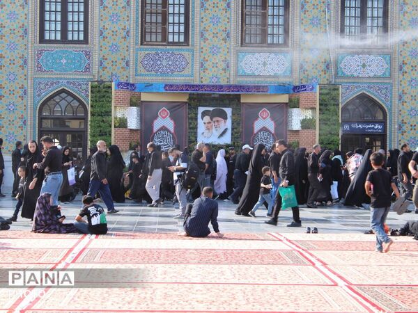 بارگاه منوّر رضوی در سالروز شهادت امام رضا (ع) یکپارچه سیاهپوش و لبریز از سوز و گداز عزاداران شد