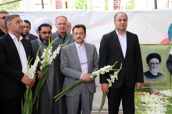 گرامیداشت مقام معلم با غبارروبی و عطرافشانی مزار شهدای فرهنگی