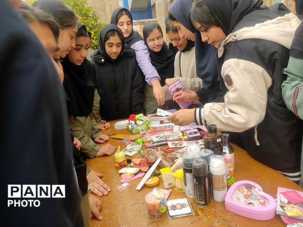 بازارچه دست سازه‌های دانش‌آموزی