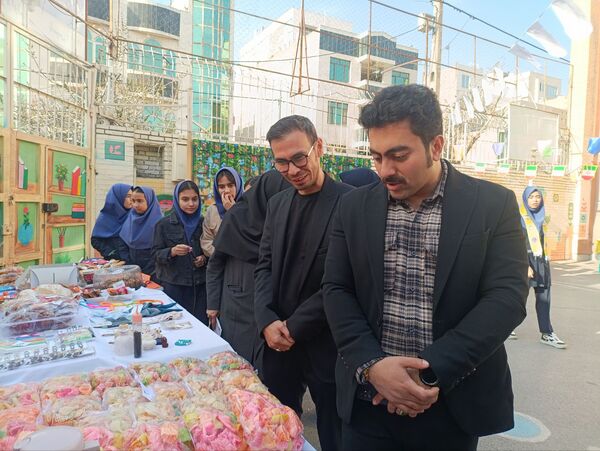 برپایی بازارچه دانش آموزی در دبیرستان دکتر جواد حداد۲ 