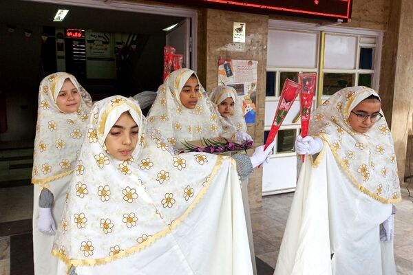 هم صدایی نسل آینده با انقلاب در مدرسه کودک مسلمان قرچک