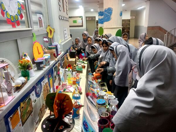 برپایی نمایشگاه هفته پژوهش در مدارس رباط‌کریم